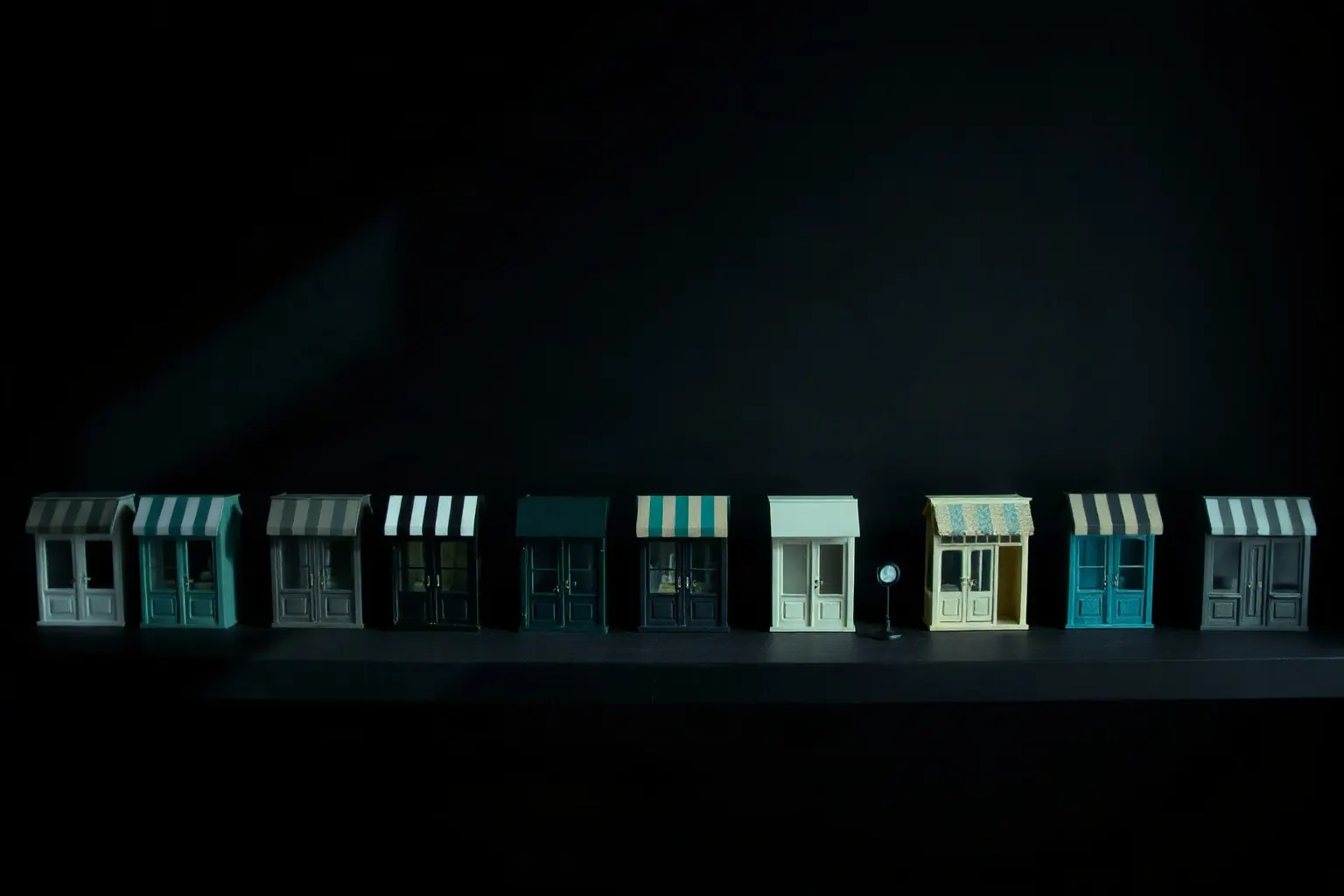 Twelve miniature shopfront models on a dark shelf — illustration for Beste Shopify-Stores